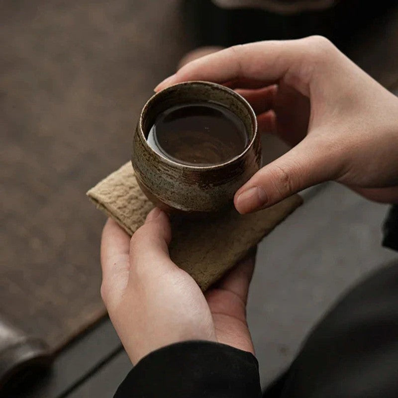 Taza de cerámica gres artesanal redonda sin asa para café en el hogar y cocina.