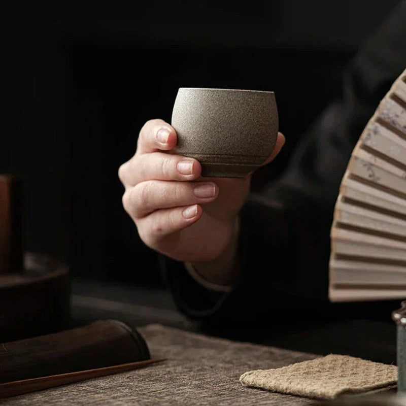 Elegante taza redonda de gres artesanal para disfrutar tu café en casa, diseño rústico.