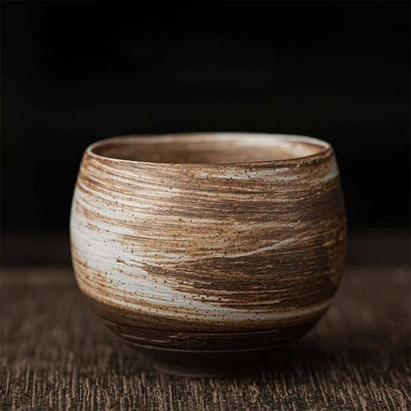 Taza redonda de gres natural, artesanal y sin asa, para tus bebidas en el hogar.