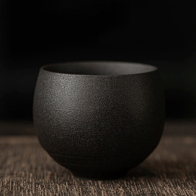 Taza de café redonda, de cerámica gres artesanal, con un toque rústico para tu cocina moderna.