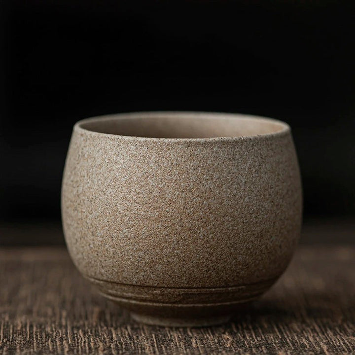 Taza redonda artesanal de gres para café, diseño rústico y sin asa, ideal para el hogar.