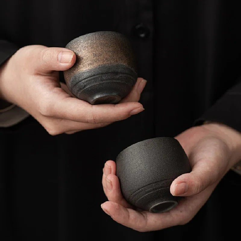Cerámica gres artesanal: taza redonda sin asa para bebidas calientes en el hogar.