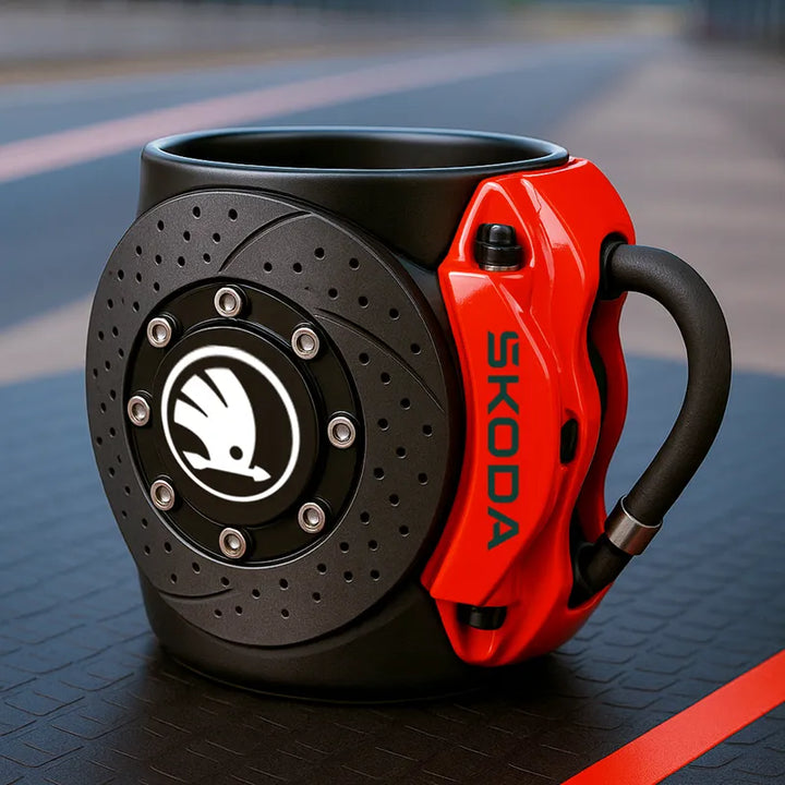 Taza temática de disco de freno, un toque de velocidad en tu escritorio.