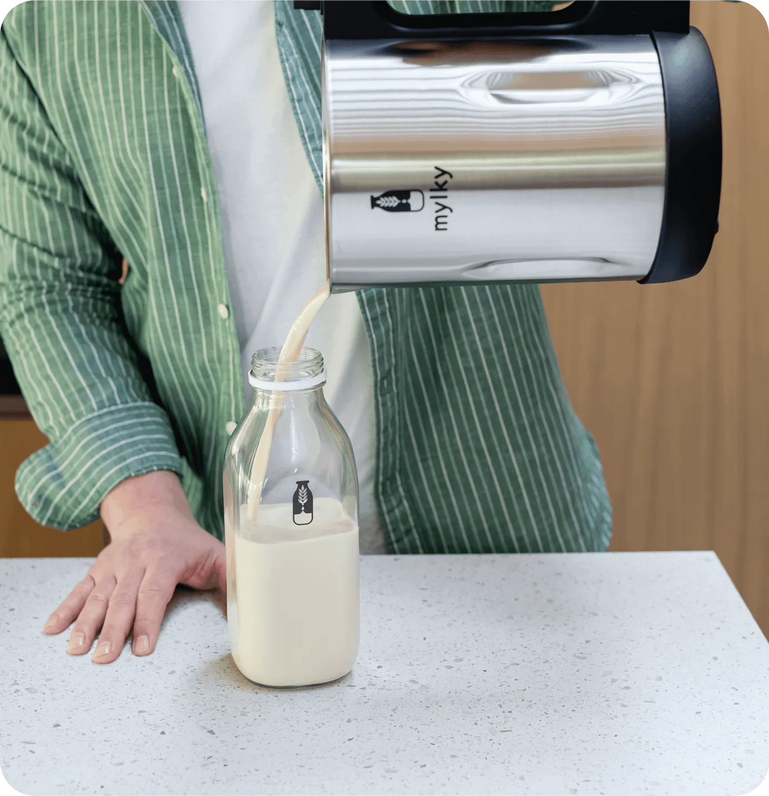 Máquina de leche vegetal con avena y almendras. Prepara bebidas saludables y veganas rápidamente en casa.