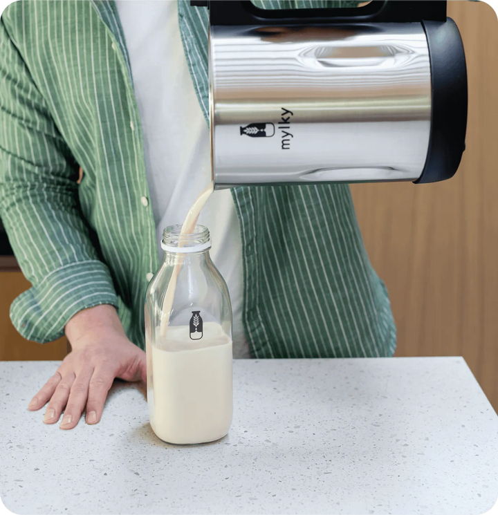 Máquina de leche vegetal con avena y almendras. Prepara bebidas saludables y veganas rápidamente en casa.