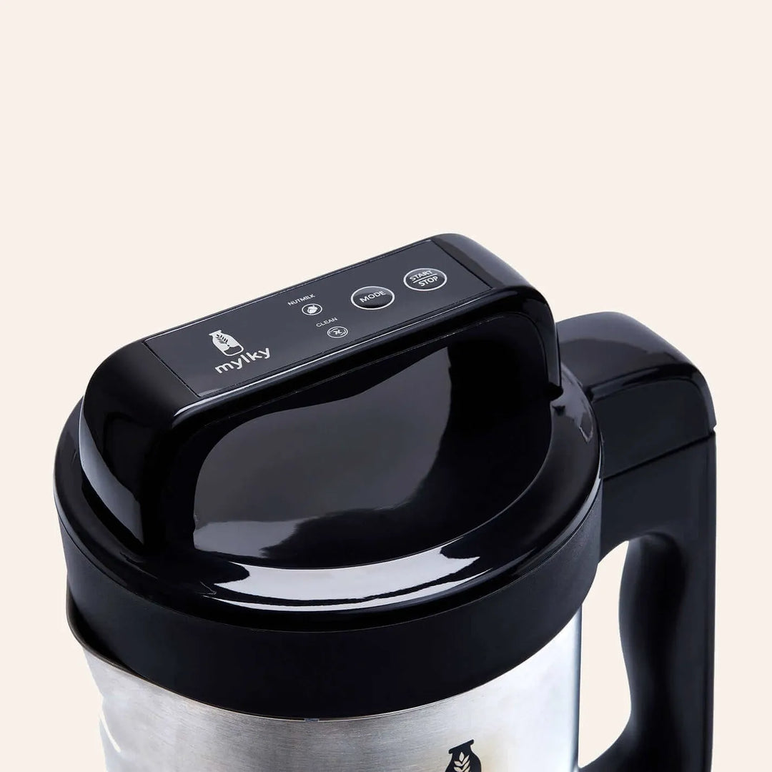 Máquina de bebidas vegetales automática en cocina moderna. Electrodoméstico sostenible para un hogar saludable.