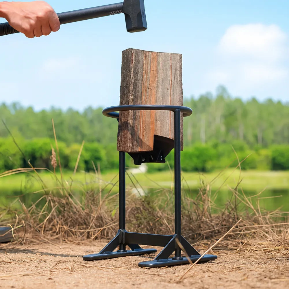 Partidor de leña manual robusto de acero, ideal para chimeneas y estufas, con diseño seguro y eficiente.