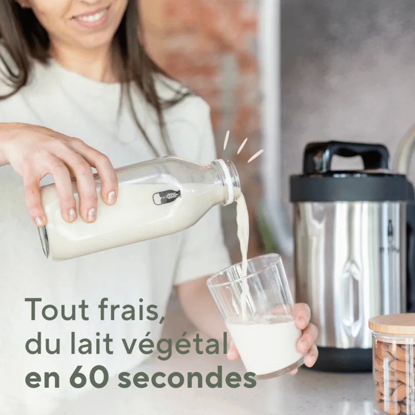 Máquina de bebidas vegetales automática sirviendo leche de avena. Bebidas saludables, sin aditivos, para tu hogar.