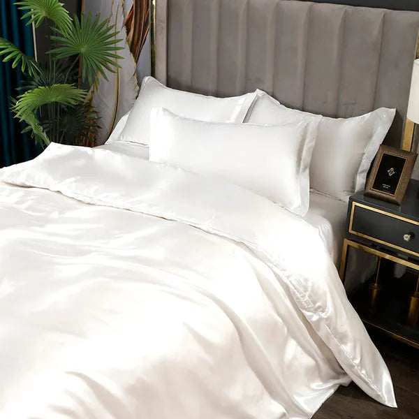 Primer plano de tela de seda 22 momme, suave y brillante. Material premium para sábanas de lujo en tu dormitorio.