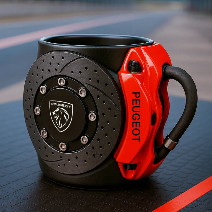 Taza innovadora con diseño de disco de freno para tu bebida favorita.