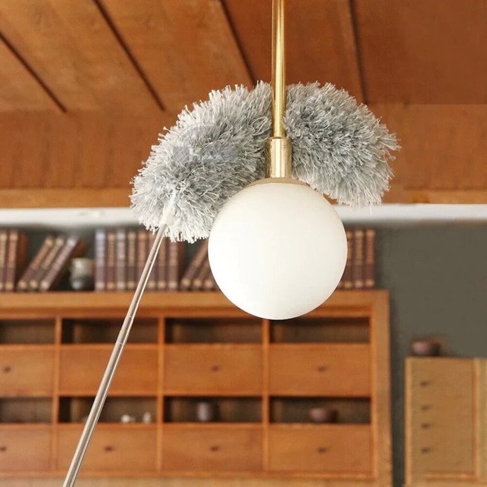 Diseño ergonómico del plumero extensible para un mantenimiento eficaz y fácil eliminación de polvo en el hogar.
