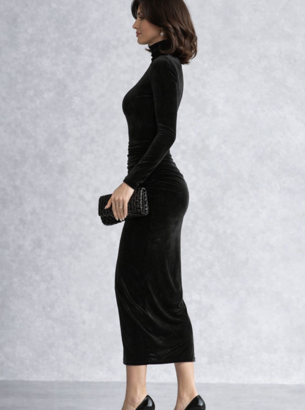 Elegante vestido de noche midi de terciopelo para mujer con fruncido y cuello alto. Perfecto para eventos.