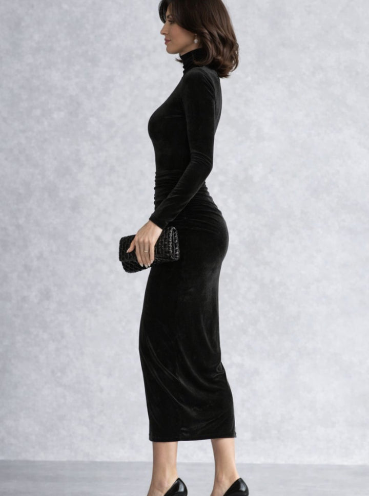 Elegante vestido de noche midi de terciopelo para mujer con fruncido y cuello alto. Perfecto para eventos.