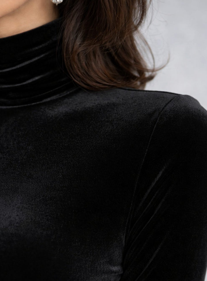 Vestido de terciopelo midi fruncido para mujer, cuello alto. Look sofisticado con manga larga para eventos.
