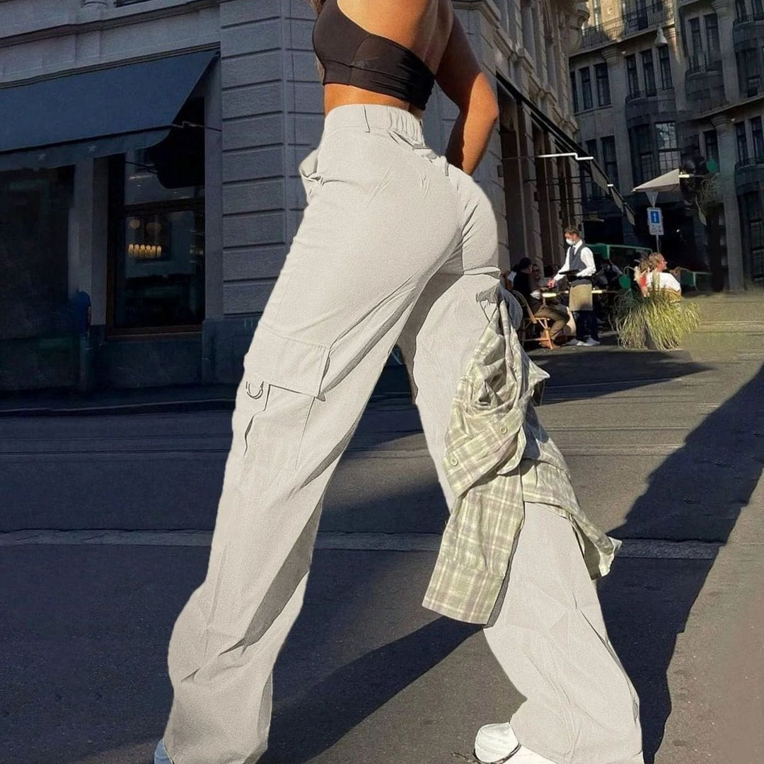 Pantalón cargo de mujer talle alto, pierna ancha, estilo streetwear moderno y cómodo.