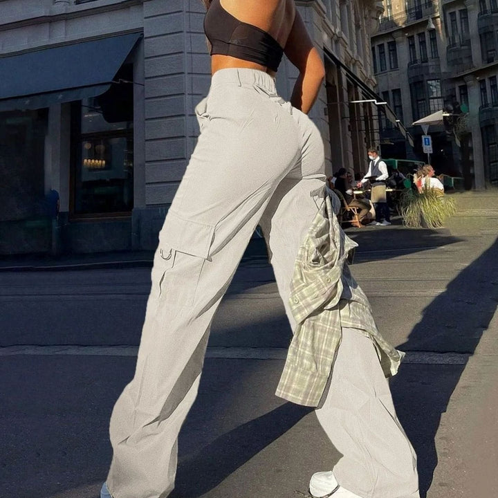 Pantalón cargo de mujer talle alto, pierna ancha, estilo streetwear moderno y cómodo.