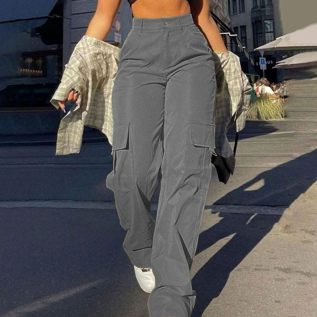 Tendencia: pantalón cargo ancho de mujer, talle alto que realza la figura, estilo casual urbano.