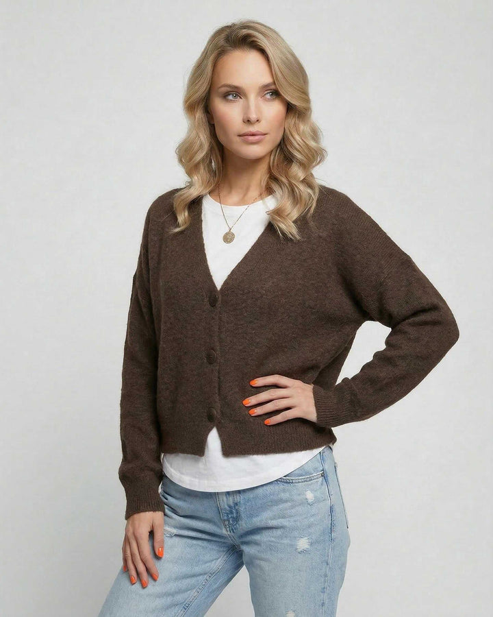 Suave cárdigan blanco Terra para mujer, perfecto para capas y moda femenina atemporal con comodidad.