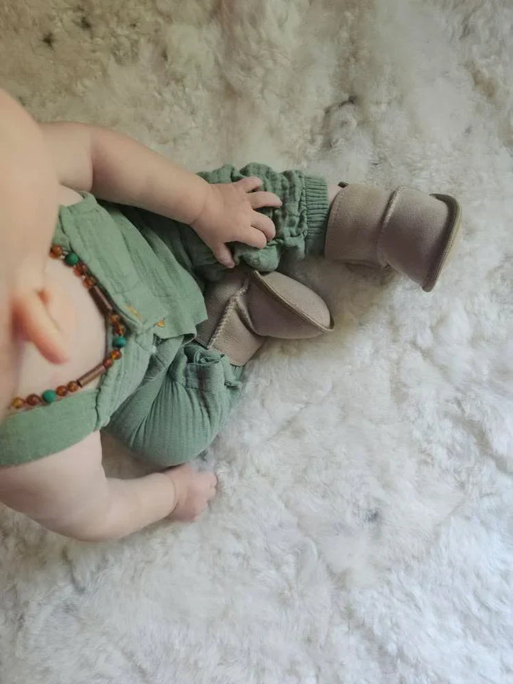 Calzado infantil BTS25 de piel de oveja. Pantuflas de bebé con velcro, transpirables y confortables para invierno.