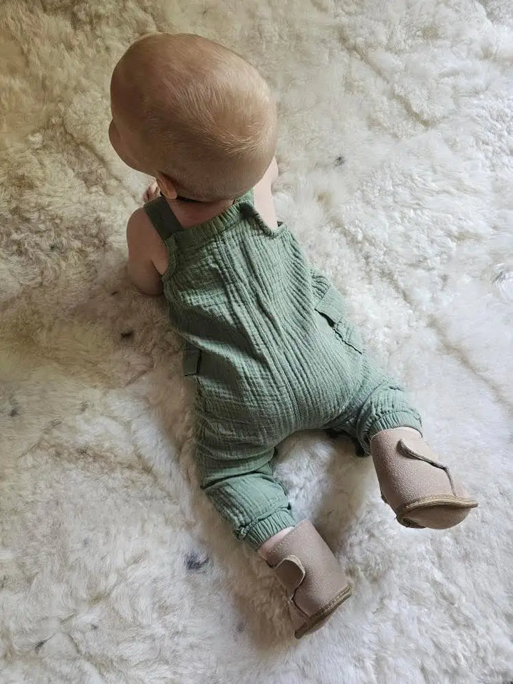 Zapatitos de piel de oveja para bebé, abrigo natural y confort para pies de recién nacido. Cierre de velcro.