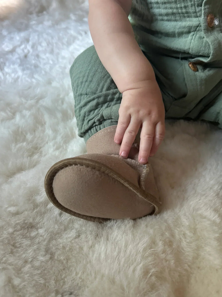 Pantuflas de bebé de piel de oveja. Confortable calzado infantil de recién nacido, con velcro para un ajuste fácil.