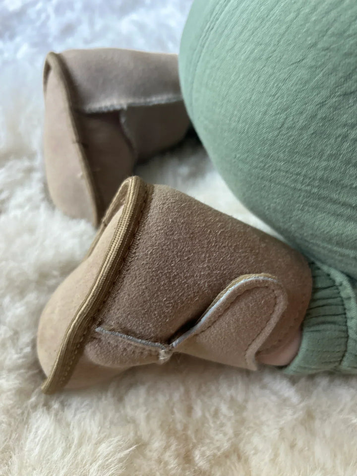 Zapatitos de piel de oveja natural para bebé, modelo BTS25. Aportan abrigo, transpirabilidad y confort en invierno.