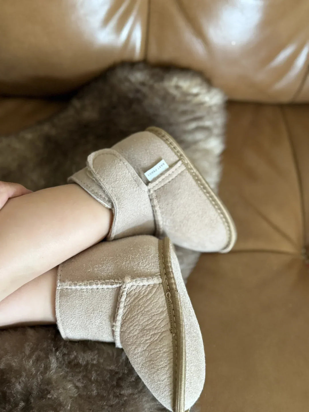Zapatitos de bebé de piel de oveja natural, cálidos y suaves para recién nacidos. Ideal como pantuflas de invierno.