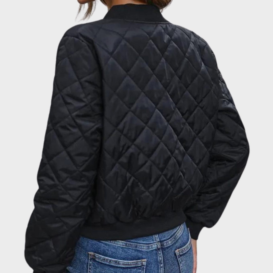 Cazadora bomber acolchada negra cropped mujer con patrón de rombos. Chaqueta de estilo urbano.