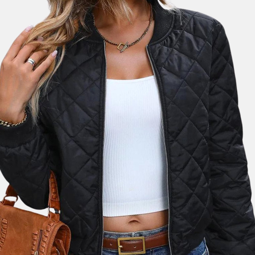 Chaqueta bomber acolchada negra para mujer. Ropa exterior urbana de entretiempo, diseño corto.
