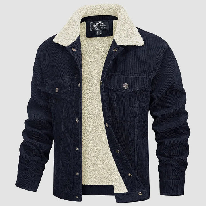 Hombre vistiendo chaqueta de pana con borreguito, look casual y cálido. Abrigo de invierno y otoño, estilo clásico masculino.