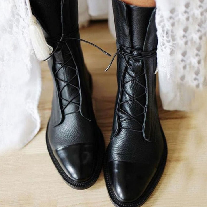 Botines militares marrones de mujer con cordones, caña media y puntera reforzada, look urbano.