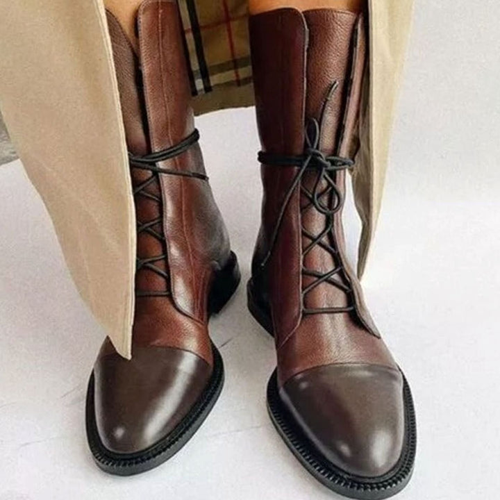 Botas militares de mujer con cordones ajustables y puntera reforzada, disponibles en negro y marrón.
