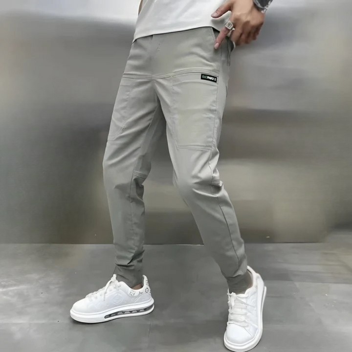Pantalones cargo de hombre, elásticos y versátiles, combinan funcionalidad y estilo casual.