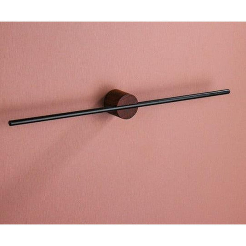 Accesorio de baño: toallero moderno de pared con barra recta bicolor, funcional y estético.