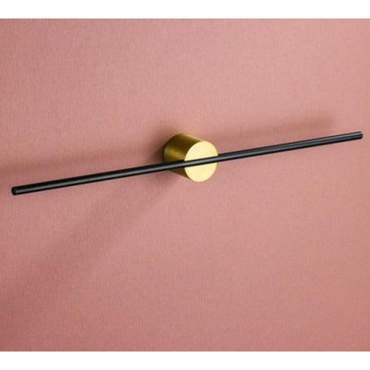 Organiza tu baño con este moderno toallero de pared de barra recta bicolor, fácil de instalar.