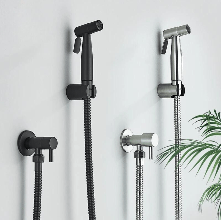 Rociador bidet plateado para inodoro, limpieza higiénica y ecológica en baño moderno.