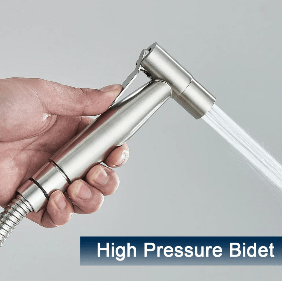 Ducha bidet de mano para inodoro, diseño ergonómico en plata para limpieza del baño.