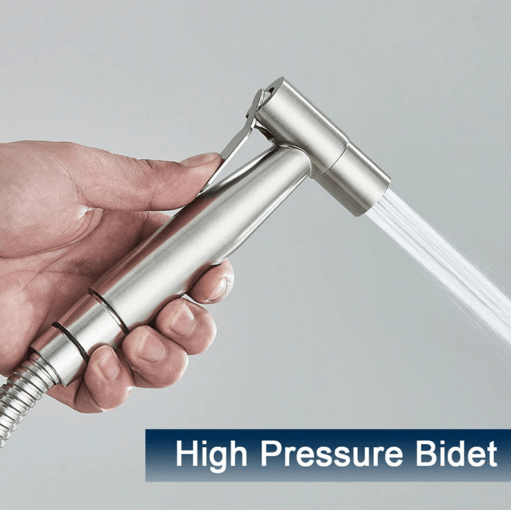 Ducha bidet de mano para inodoro, diseño ergonómico en plata para limpieza del baño.