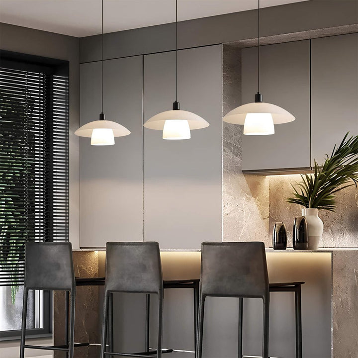 Lámpara colgante moderna para comedor. Diseño minimalista elegante que ilumina cocinas y espacios con estilo.