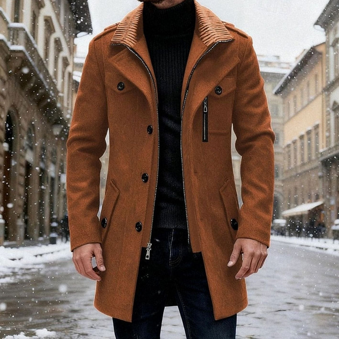Abrigo cruzado de hombre moderno, con doble botonadura. Ideal para entretiempo, ofrece un estilo elegante y smart casual.
