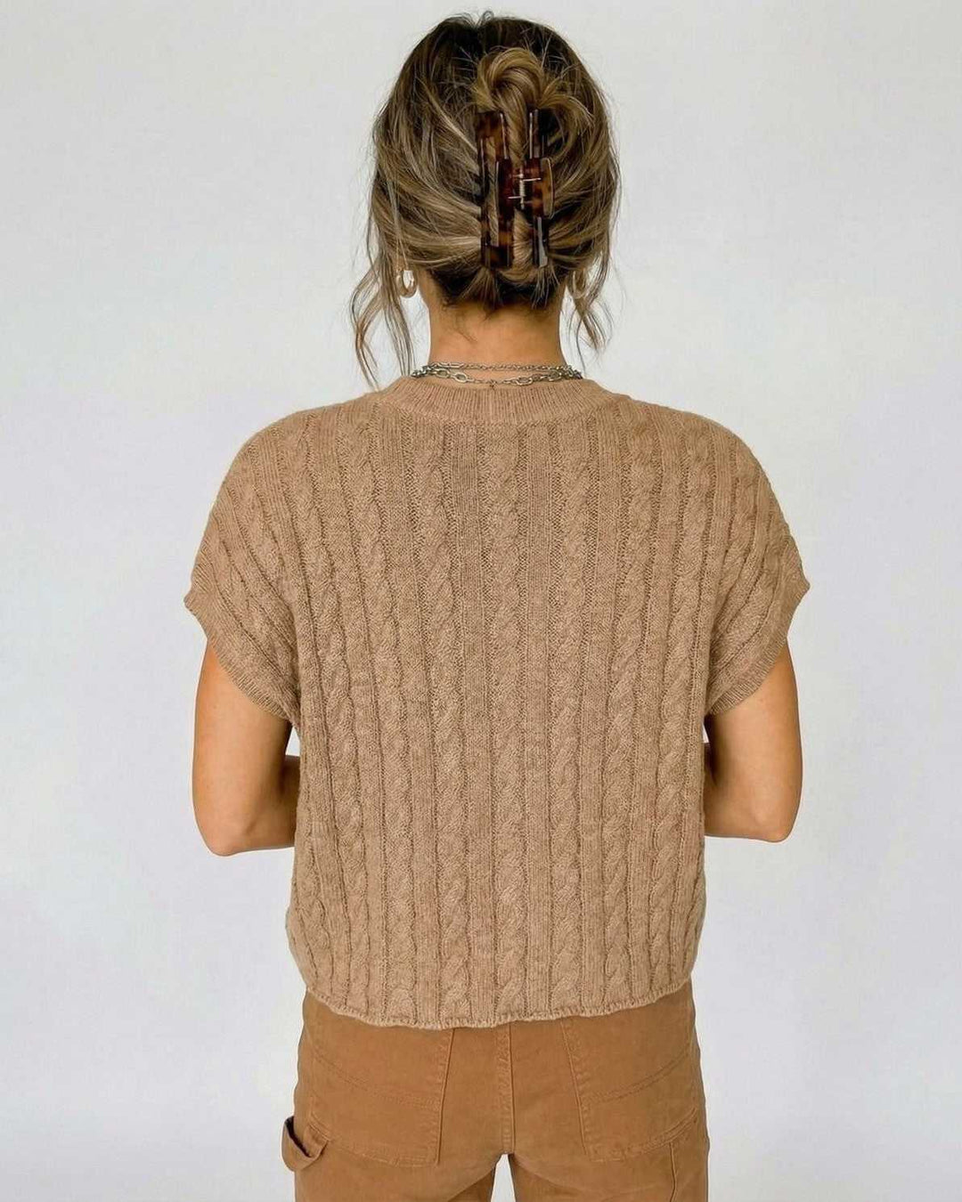 Suéter blanco casual de manga corta para mujer, prenda básica y versátil.
