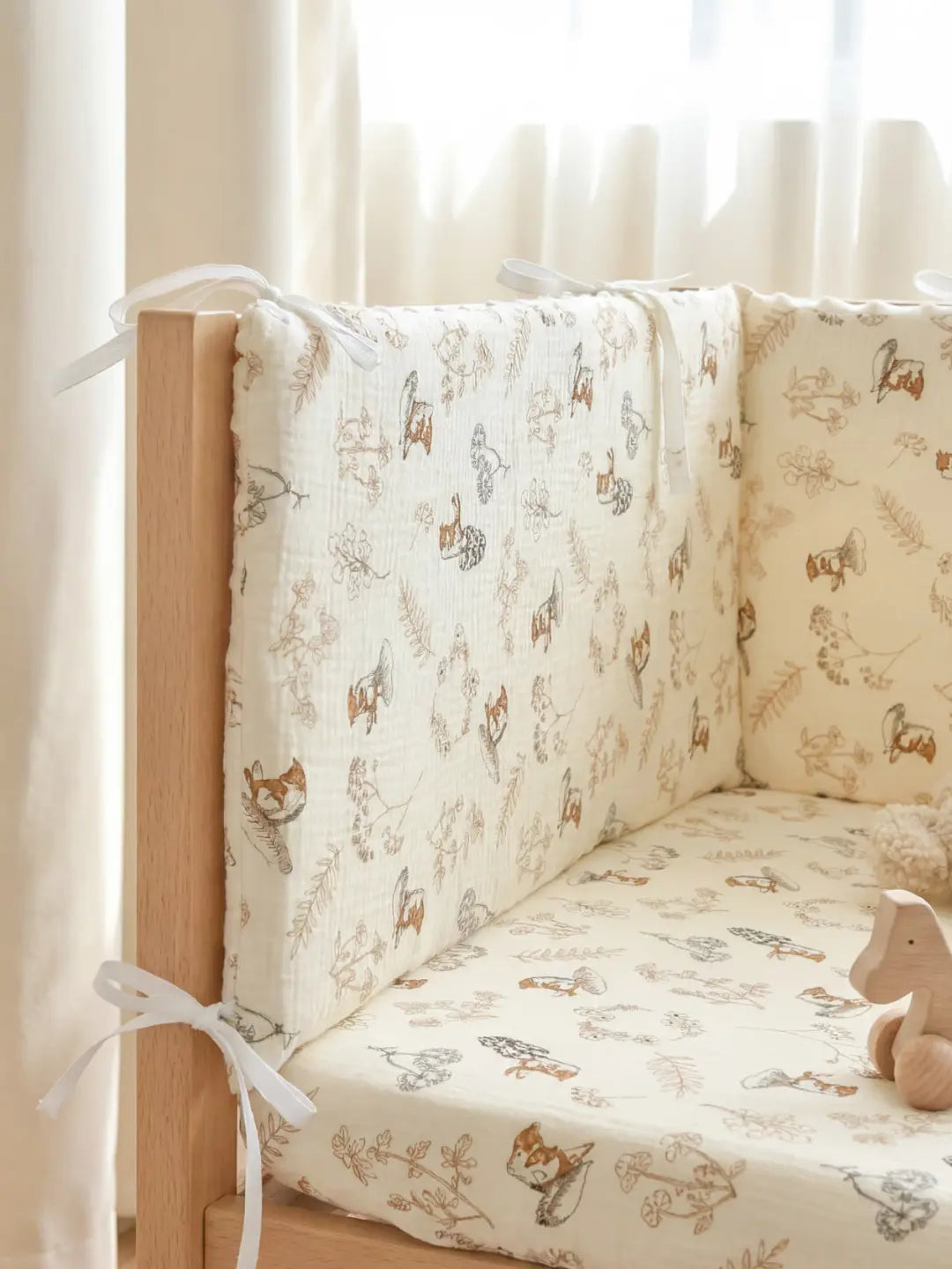 Seguridad infantil garantizada con protector de cuna acolchado, reversible de algodón y minky para bebé.