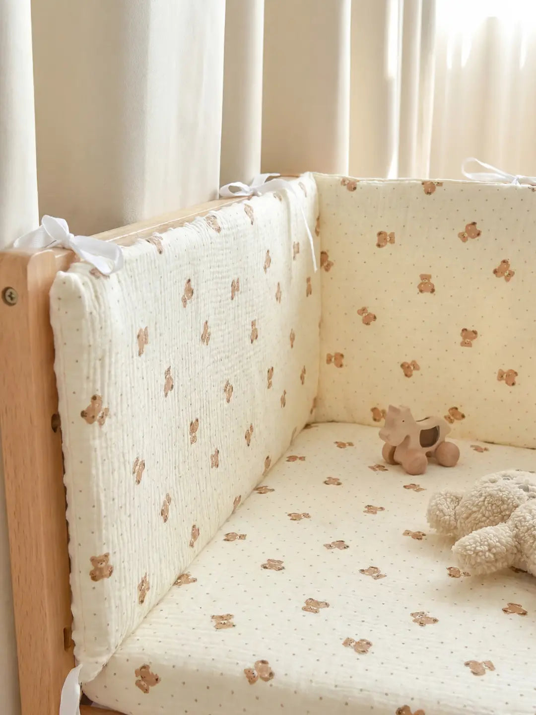 Decoración guardería con protector de cuna reversible, acolchado de algodón minky para cuna de bebé.