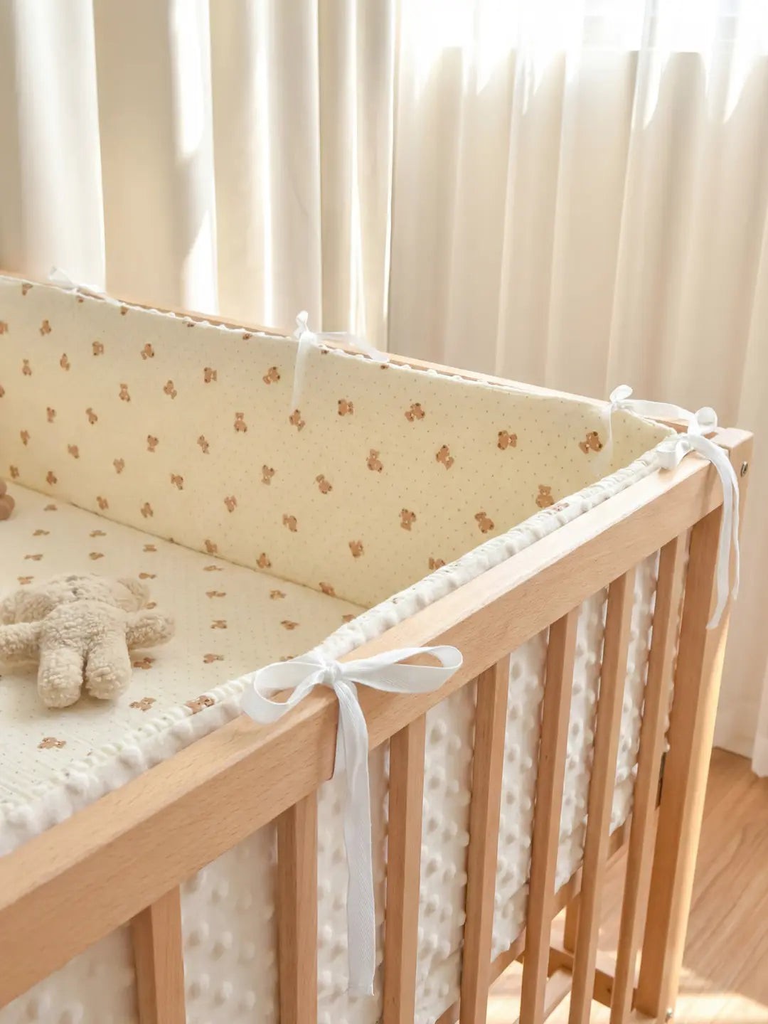 Protector de cuna de algodón y minky, acolchado reversible, ideal para la maternidad y seguridad.