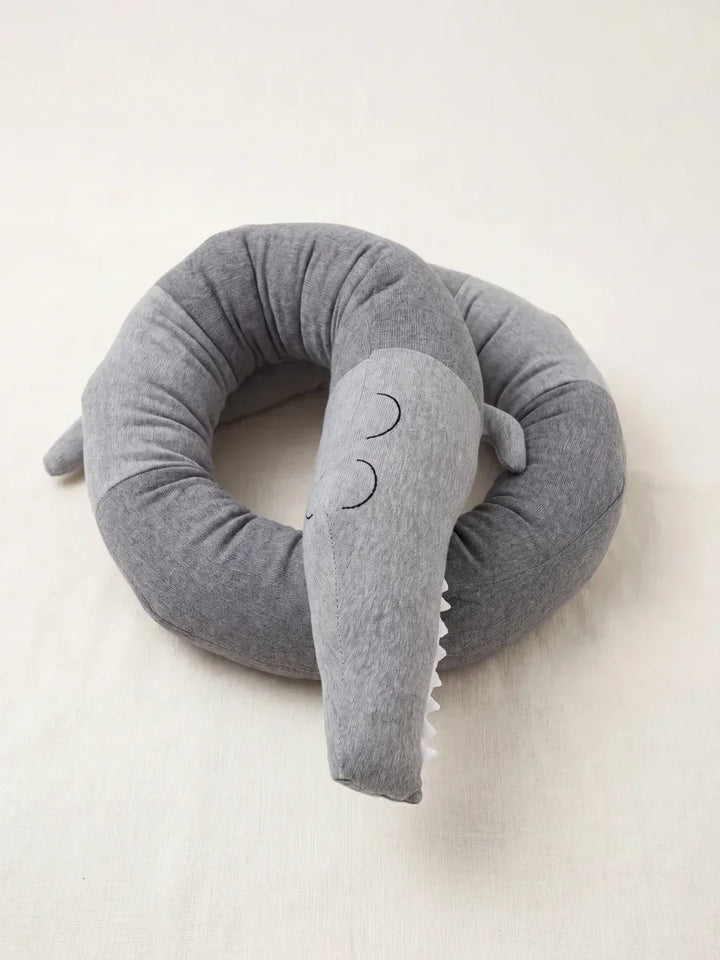 Cocodrilo protector de cuna acolchado en algodón gris, barrera infantil suave para la seguridad del bebé.
