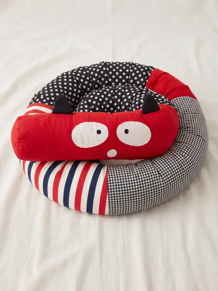 Protector de cuna acolchado de algodón para seguridad infantil, con diseño de zorro y contrastes estimulantes.
