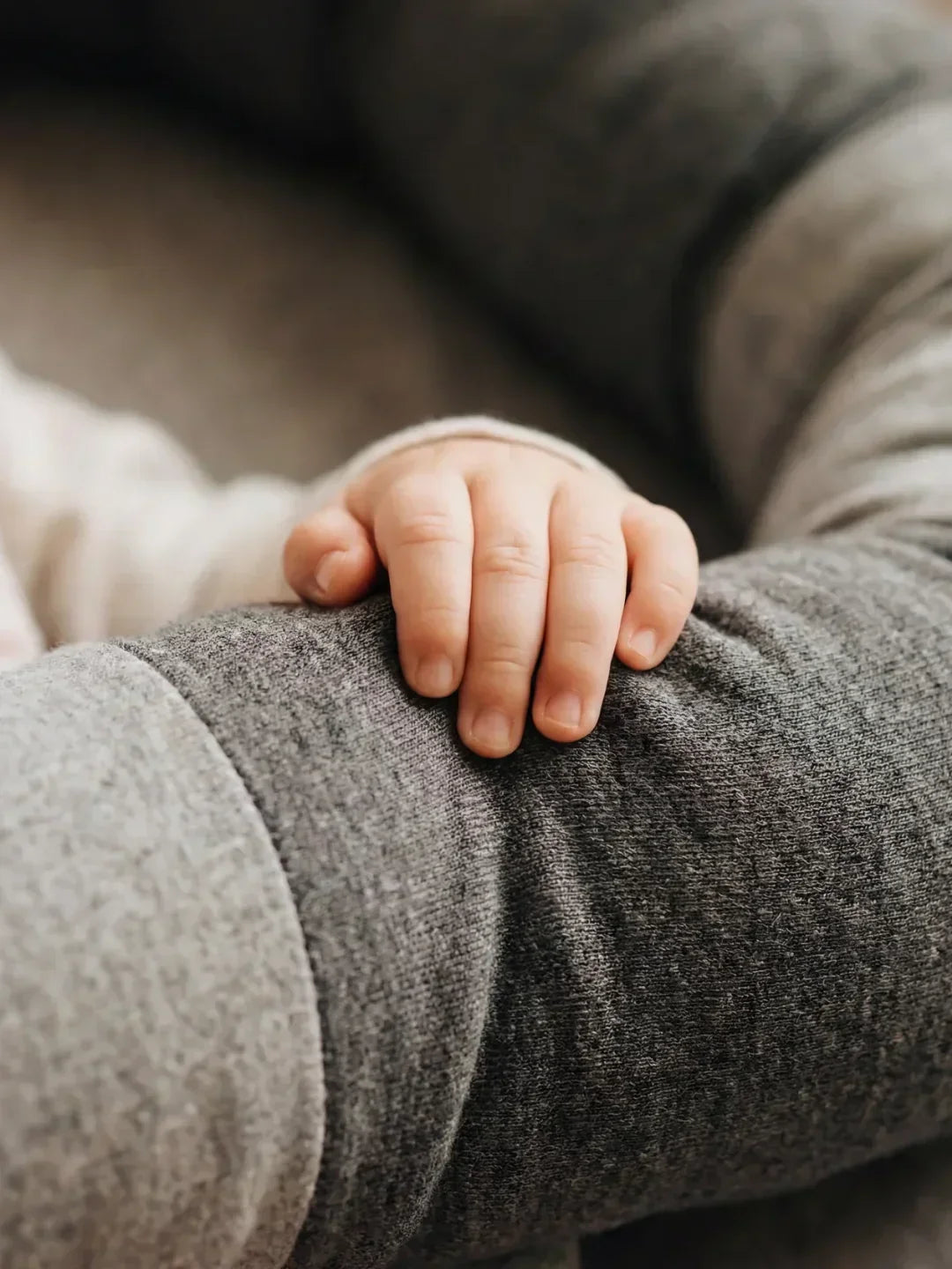 Barrera de cuna infantil forma cocodrilo gris de algodón, protección acolchada suave para el bebé.