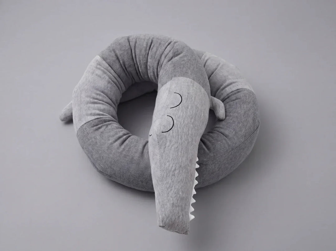 Decoración y seguridad: protector de cuna gris de algodón forma cocodrilo, ideal para bebés.