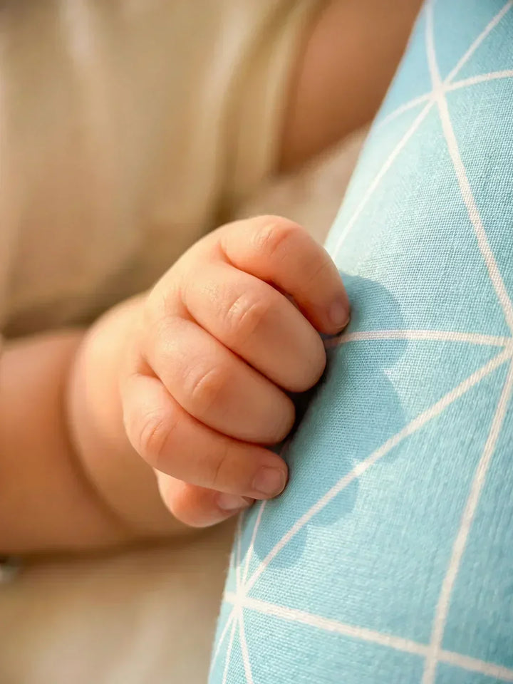 Seguridad para bebés con protector de cuna de algodón, lavable y con diseño geométrico.