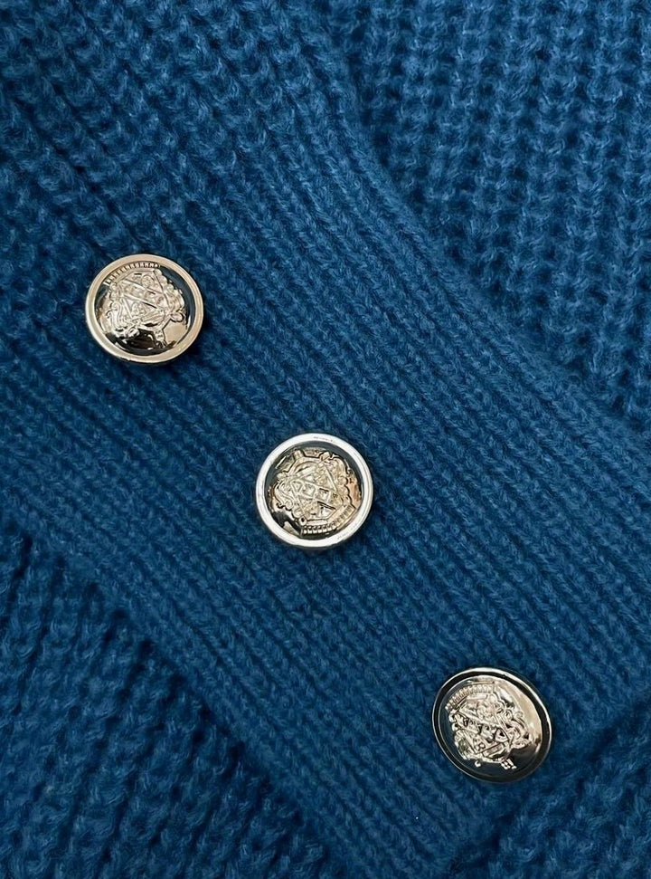 Suéter de mujer con cuello pico y botones, en suave punto canalé. Ofrece comodidad y un toque moderno a tu look.